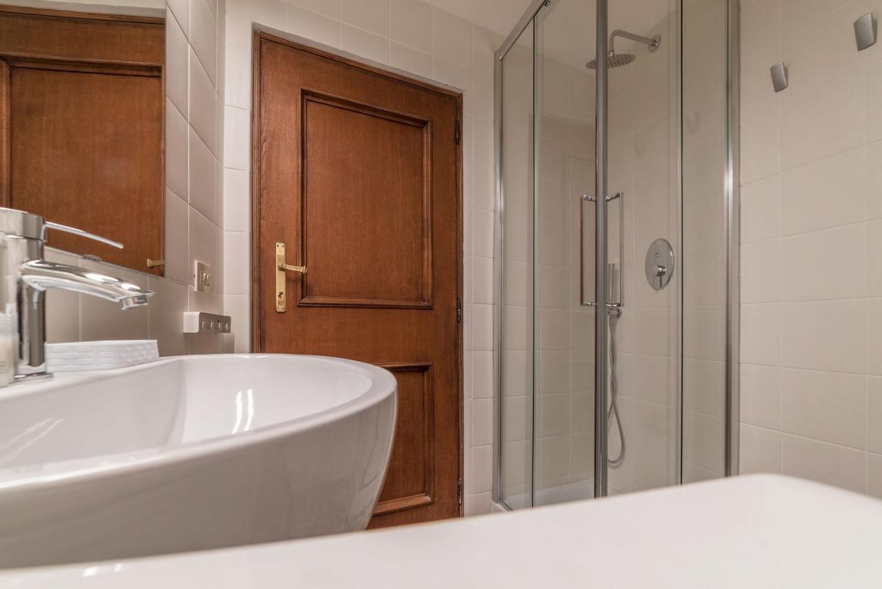 Fontanella Borghese Apartment - FromhometoРим Экстерьер фото